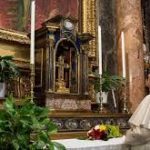EL PAPA REZA POR UN MILAGRO