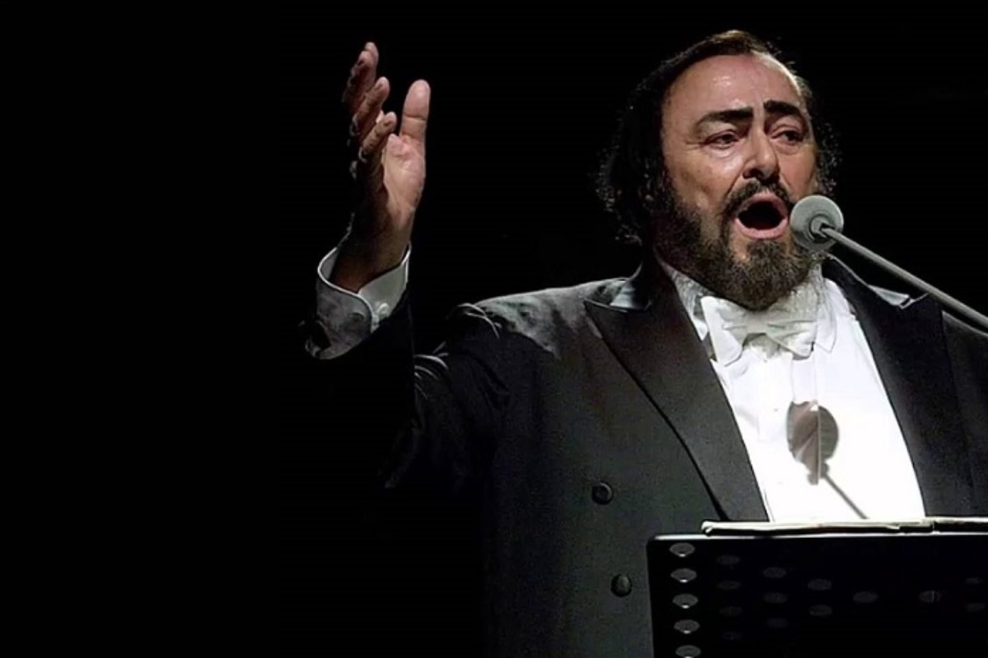 Итальянский певец 80 х толстый с бородой фото